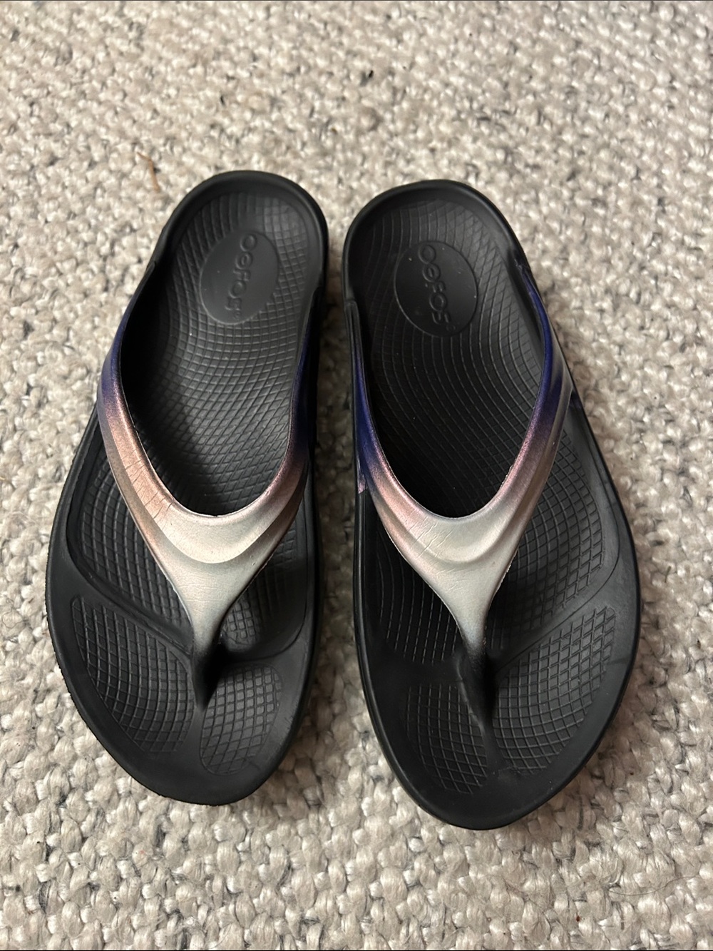 OOFOS Gradient Strap Recovery Flip-Flops in Black with Iridescent Accent